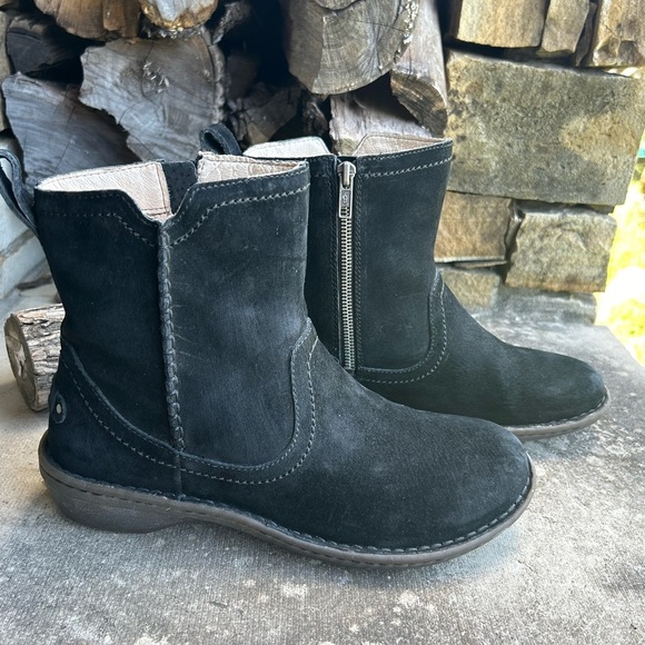 UGG Black Neevah Leather Suede Boots with  sheepskin lining Sz-9. R - Picture 1 of 12